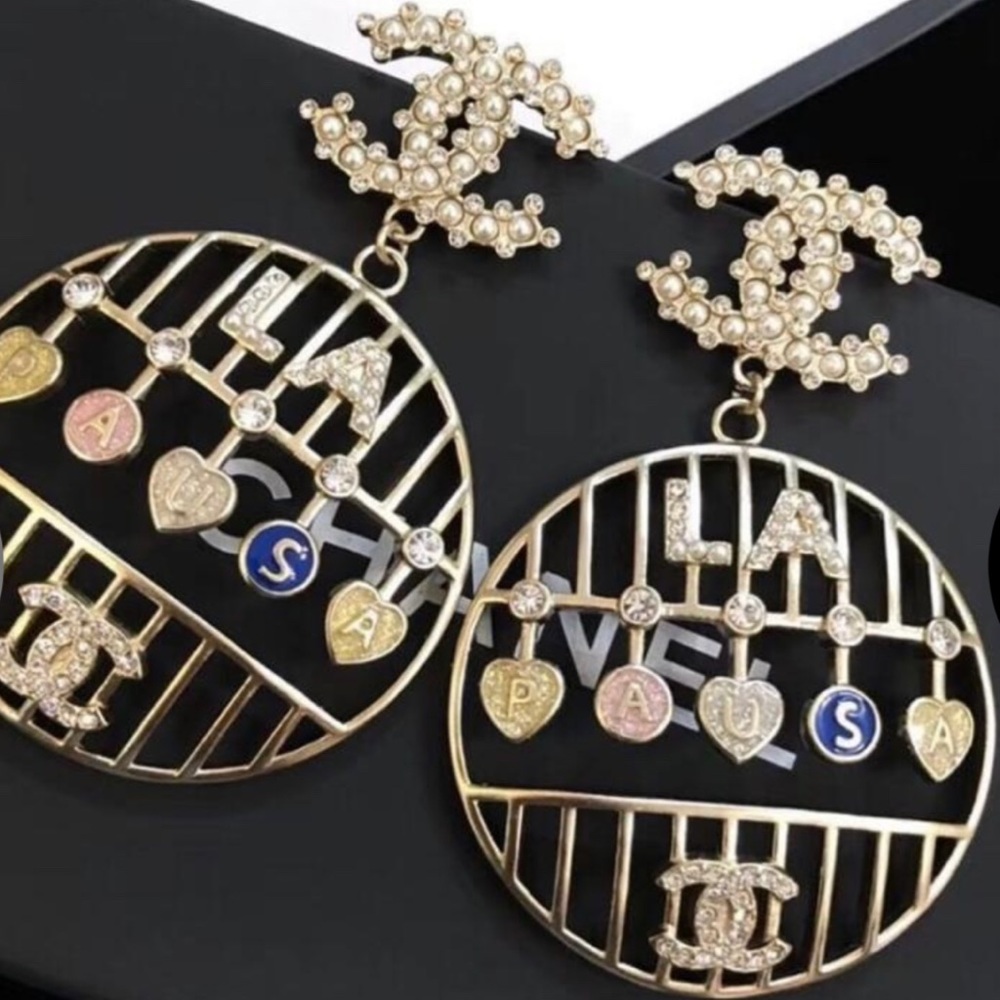 Chanel - Stunning earrings 🦋